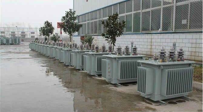 油浸式變壓器的保養(yǎng)如何去做？預(yù)防滲漏油：油浸式變壓器在油箱內(nèi)充滿變壓器油，裝配中依靠緊固件對耐油橡膠元件加壓而密封。
